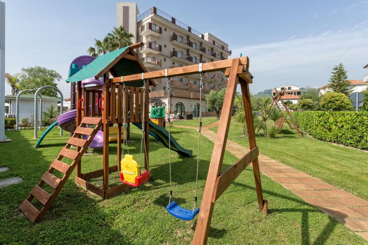 Almaluna Hotel & Resort Alba Adriatica Exterior foto